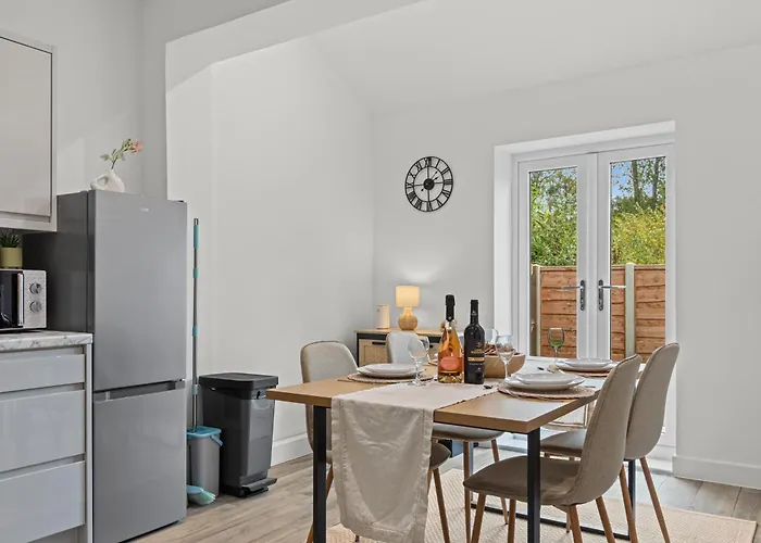 Cosy Stylish 5-bed 3-bath, With Free Wi-fi, Garden And Parking