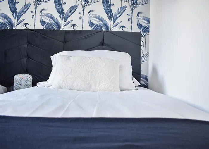 New 3 Bedroom Stylish With Drive & Garden *