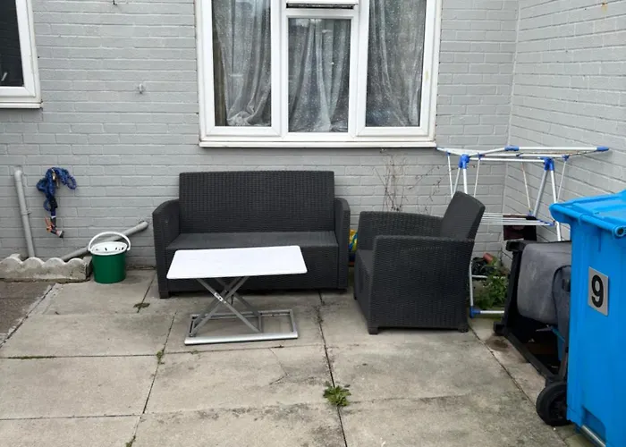 Female&family Single, Double And King Size With Shared Bathroom *