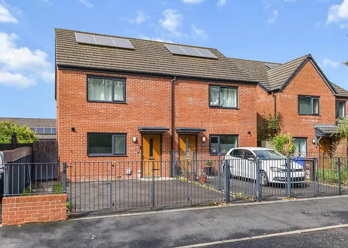 3 Bedroom House With 5 Beds And Parking 18lw *