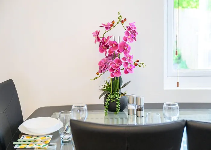 Dom wakacyjny Bright And Cosy 3-bedroom Near - Free Parking - Sleeps 6