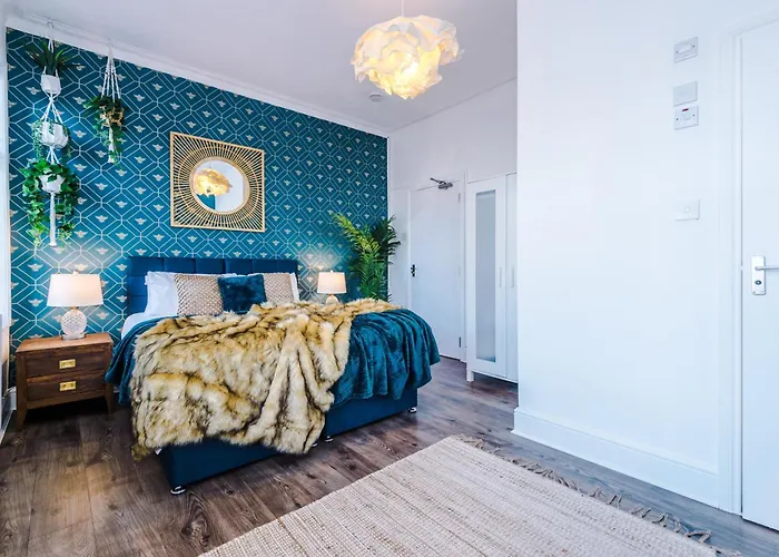 Spacious 4br With 3 Baths, * Manchester