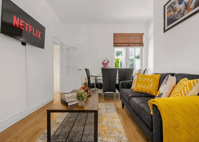 Dom wakacyjny Bright And Cosy 3-bedroom Near - Free Parking - Sleeps 6