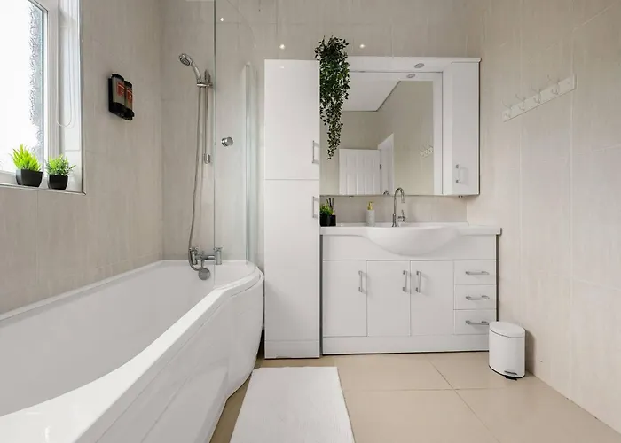 Σπίτι διακοπών Bright And Cosy 3-bedroom Near - Free Parking - Sleeps 6