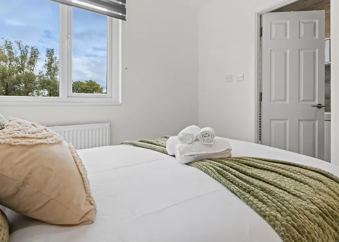 Cosy Stylish 5-bed 3-bath, With Free Wi-fi, Garden And Parking *