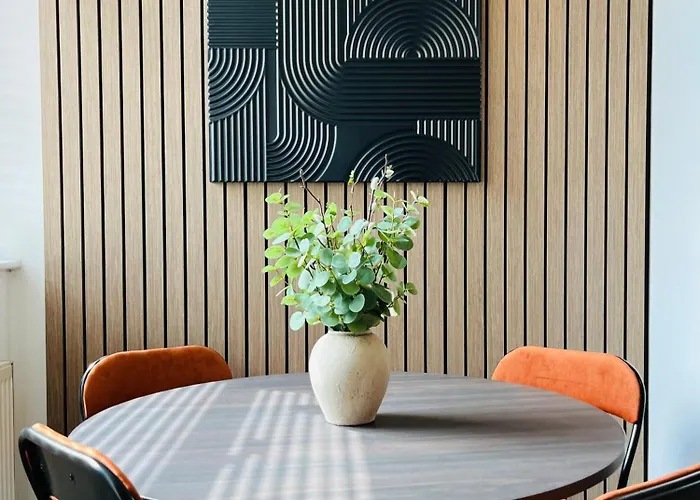 Stylish 5br 5ba In Salford Street Parking 펜션 *