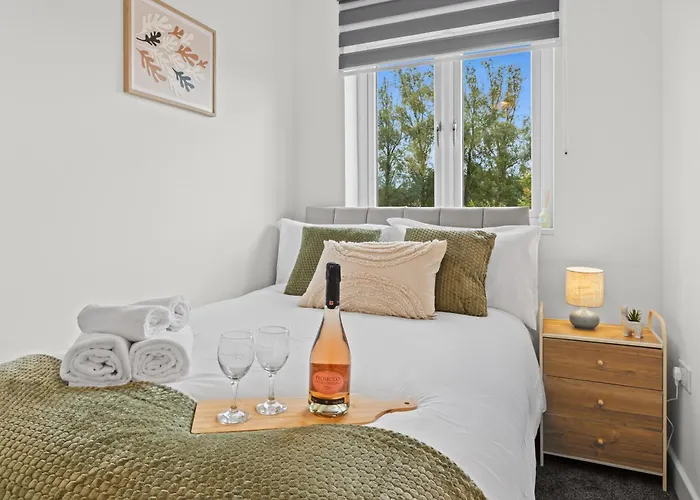 بيت للعطل Cosy Stylish 5-bed 3-bath, With Free Wi-fi, Garden And Parking *