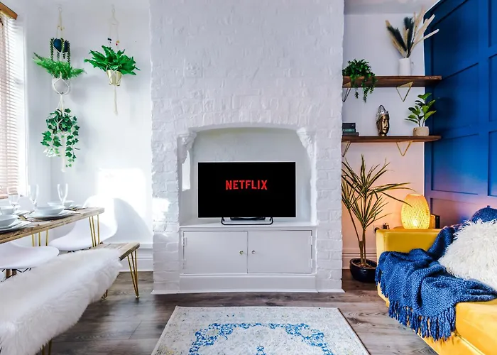 Spacious 4br With 3 Baths, 펜션 *