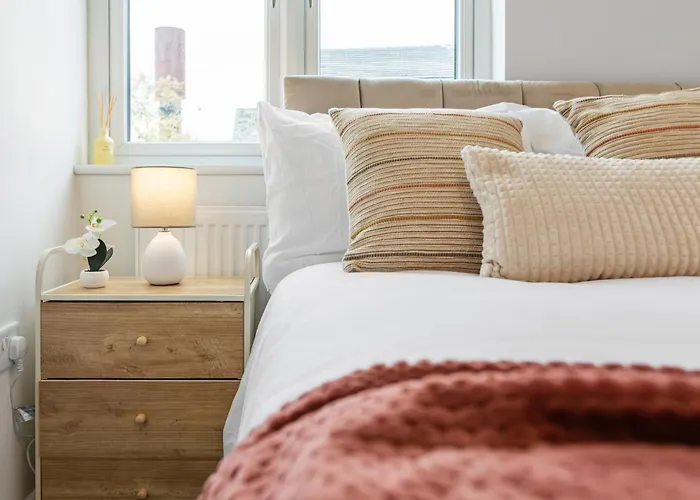 Cosy Stylish 5-bed 3-bath, With Free Wi-fi, Garden And Parking *