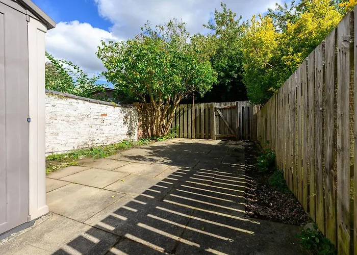 Dom wakacyjny Bright And Cosy 3-bedroom Near - Free Parking - Sleeps 6 *