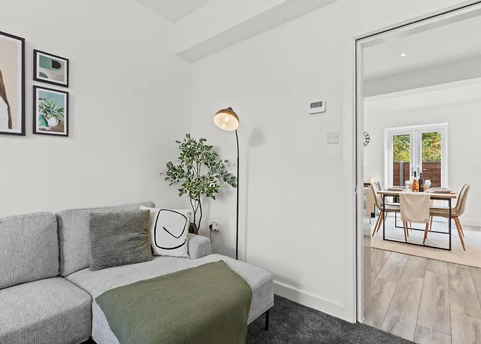 Cosy Stylish 5-bed 3-bath, With Free Wi-fi, Garden And Parking * Манчестер