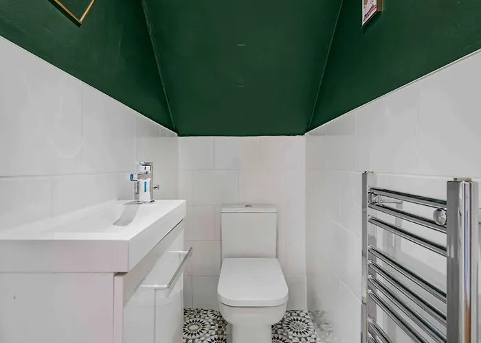 Guestready - Charming Retreat In Trafford 4*