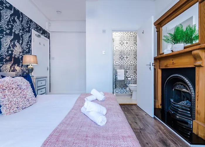 Spacious 4br With 3 Baths, * 맨체스터