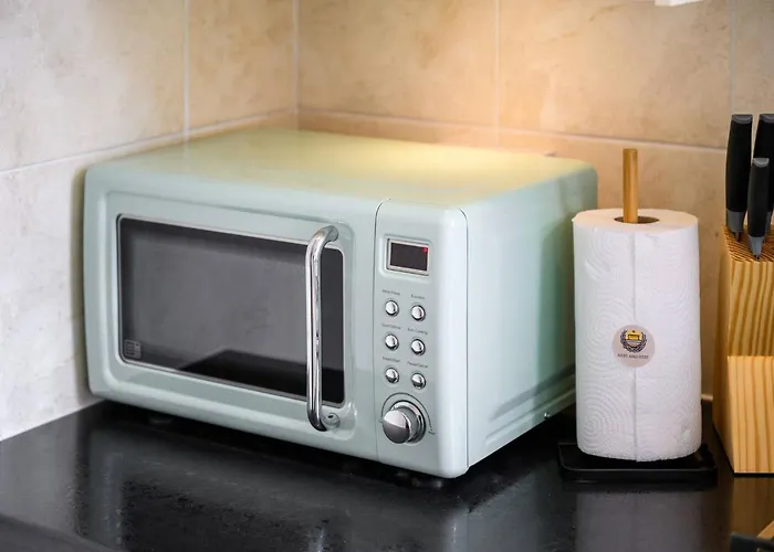 Bright And Cosy 3-bedroom Near - Free Parking - Sleeps 6 *