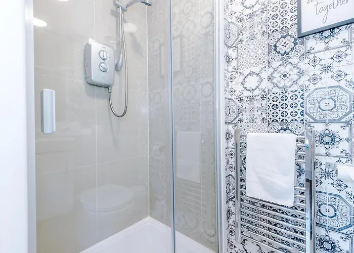 Spacious 4br With 3 Baths, 펜션 맨체스터