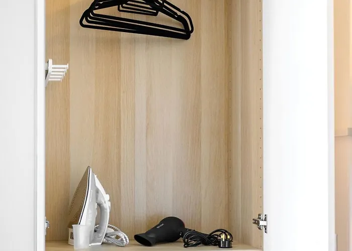 Bright And Cosy 3-bedroom Near - Free Parking - Sleeps 6 *