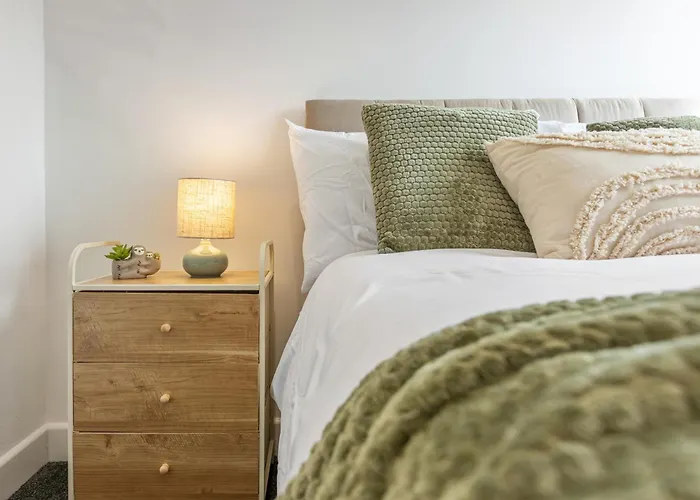 Cosy Stylish 5-bed 3-bath, With Free Wi-fi, Garden And Parking Дом отдыха *