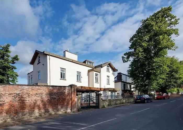 Prázdninový dům Beautiful 'mayfield' With Private Pool! Manchester