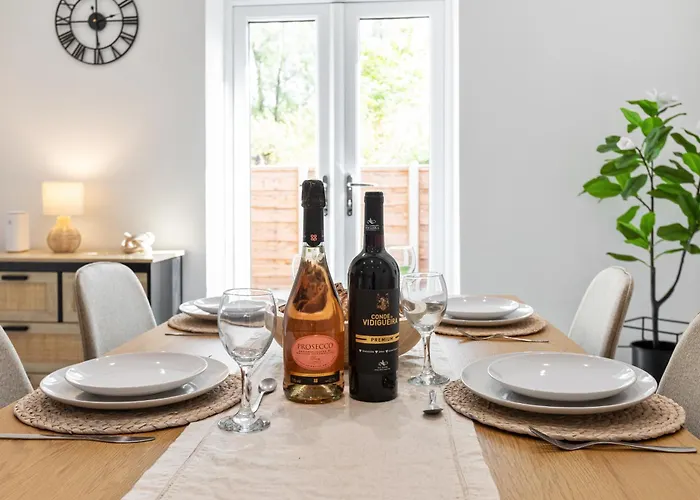 بيت للعطل Cosy Stylish 5-bed 3-bath, With Free Wi-fi, Garden And Parking *