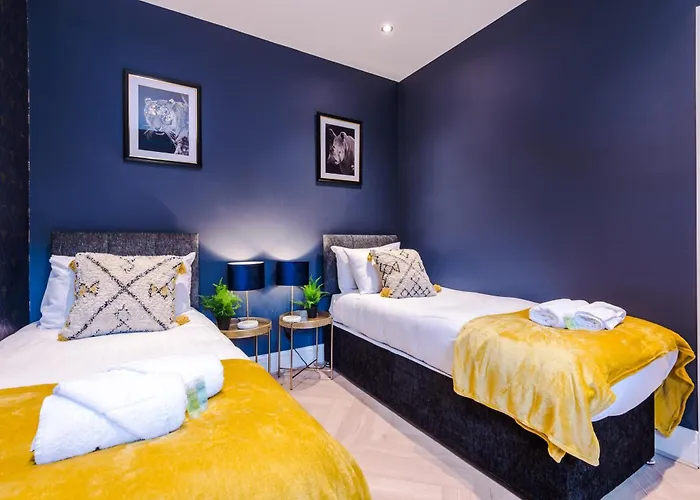 Stunning 5bed 3bath House, Parking, 펜션 *