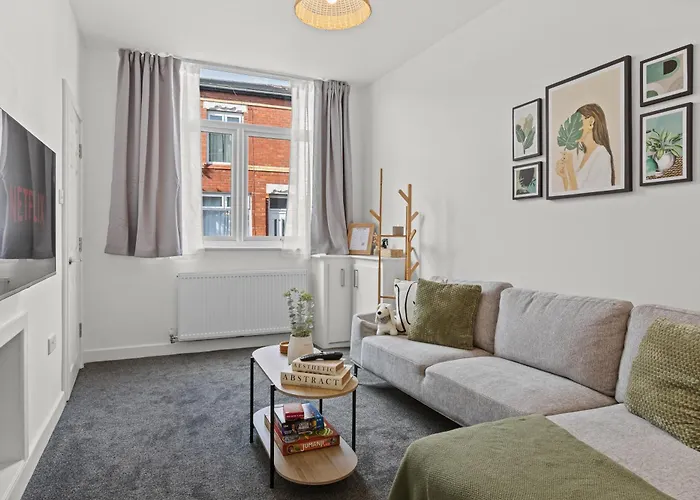 بيت للعطل Cosy Stylish 5-bed 3-bath, With Free Wi-fi, Garden And Parking *