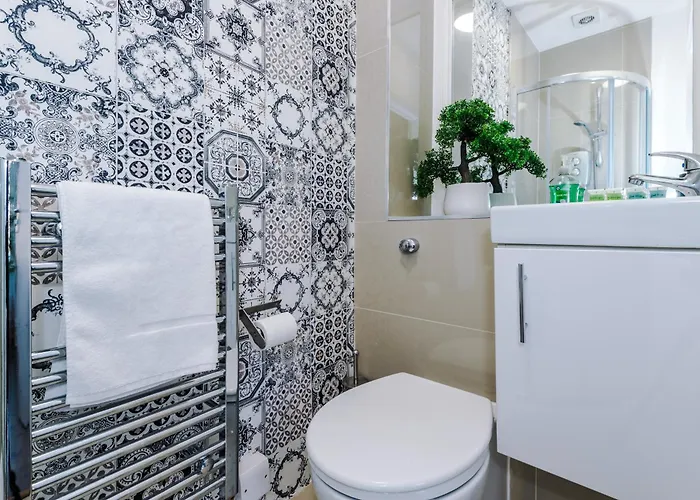 Spacious 4br With 3 Baths, 펜션 *