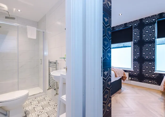 Stunning 5bed 3bath House, Parking,