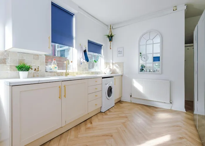 Spacious 4br With 3 Baths, Prázdninový dům *