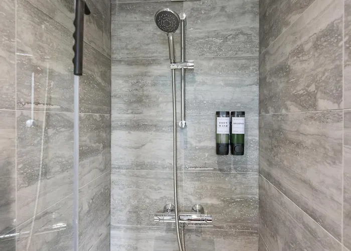 Cosy Stylish 5-bed 3-bath, With Free Wi-fi, Garden And Parking