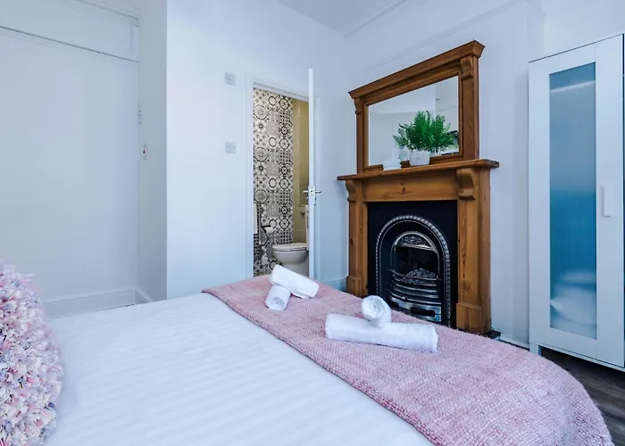 Spacious 4br With 3 Baths, 맨체스터