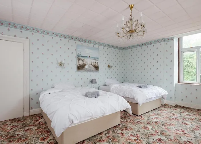 Beautiful 'mayfield' With Private Pool!