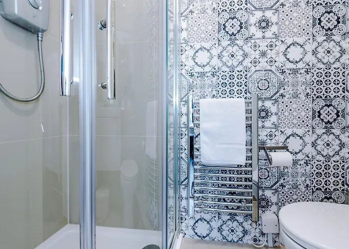 Spacious 4br With 3 Baths, Manchester