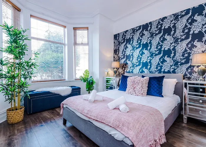 Spacious 4br With 3 Baths, 펜션