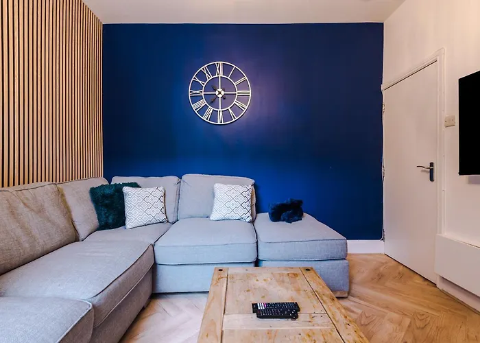 Stunning 5bed 3bath House, Parking,