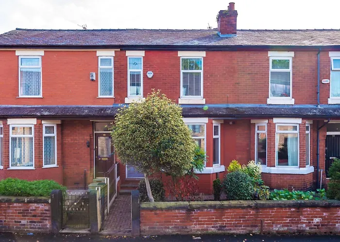 Spacious 4br With 3 Baths, Manchester