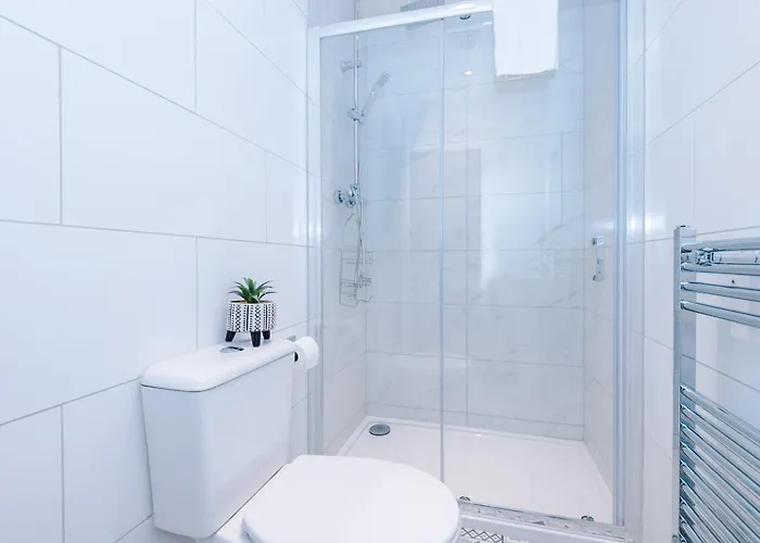 Stunning 5bed 3bath House, Parking, Ferienhaus *