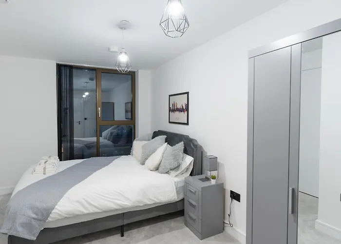 Daire 2 Bed Apartment, In The Heart Of Centre! 7 Mins Walk From Piccadilly Station! *