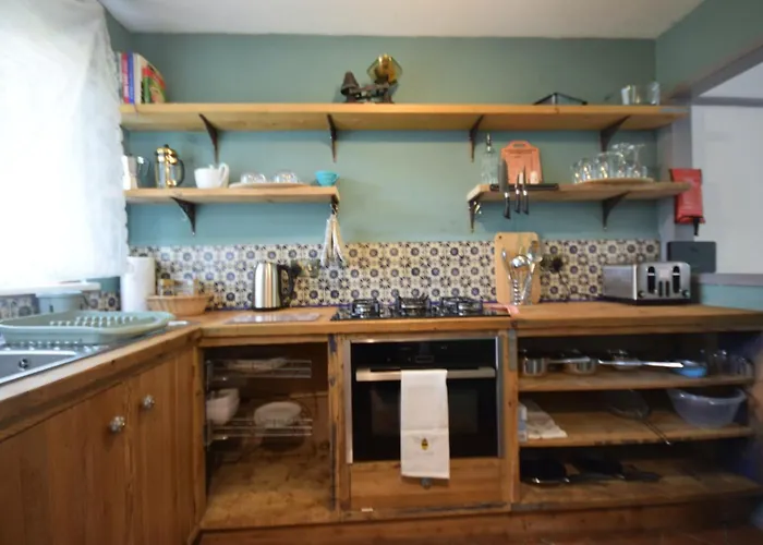 Stylish 1br Retreat With Garden And Rustic Kitchen