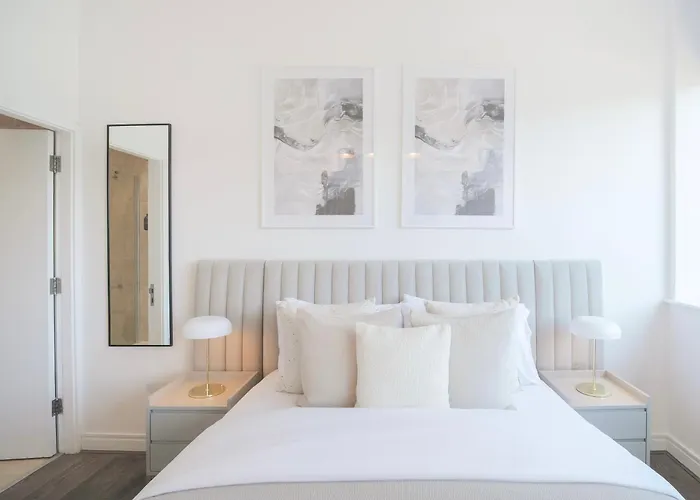 Large Centre Stylish And Spacious *