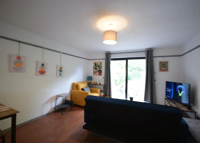 Stylish 1br Retreat With Garden And Rustic Kitchen Dom wakacyjny