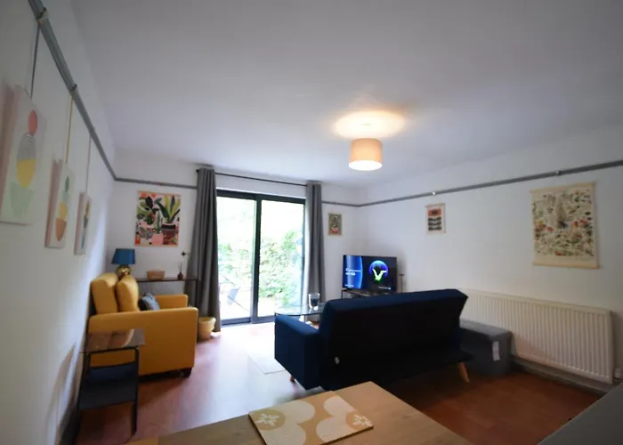 Stylish 1br Retreat With Garden And Rustic Kitchen *