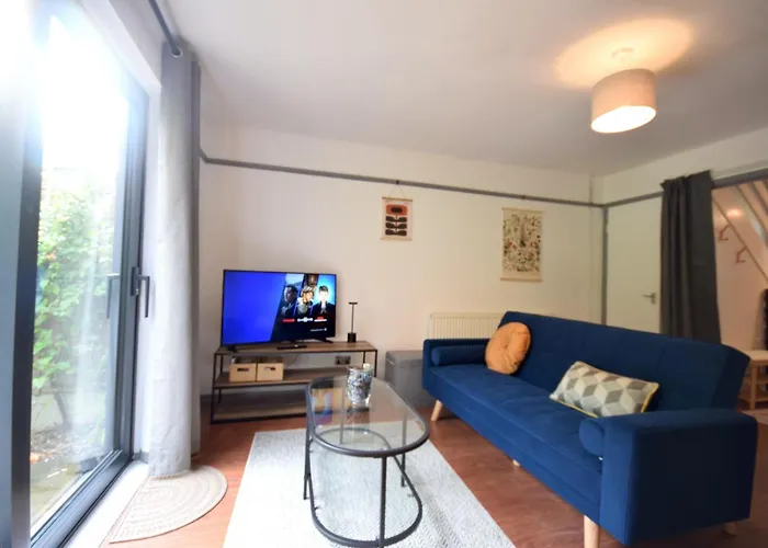 Stylish 1br Retreat With Garden And Rustic Kitchen Dom wakacyjny Manchester