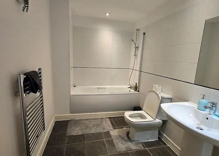 Spacious 2 Bedroom Centre 아파트 *