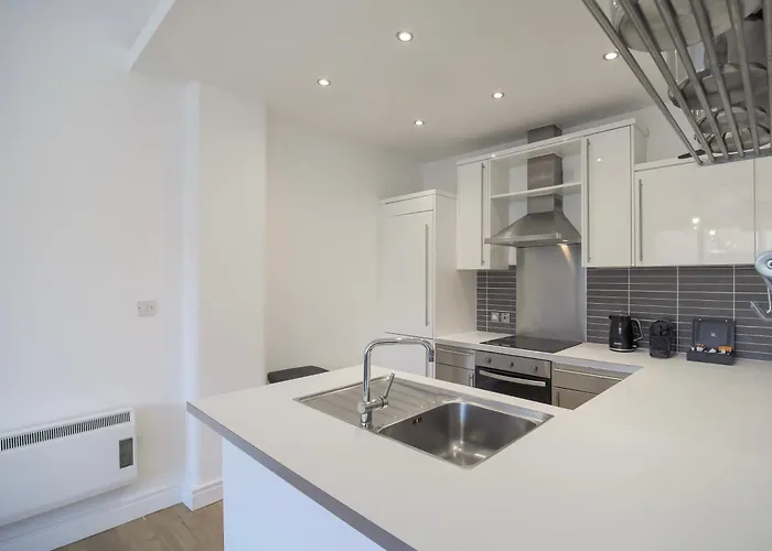 Large Centre Stylish And Spacious *