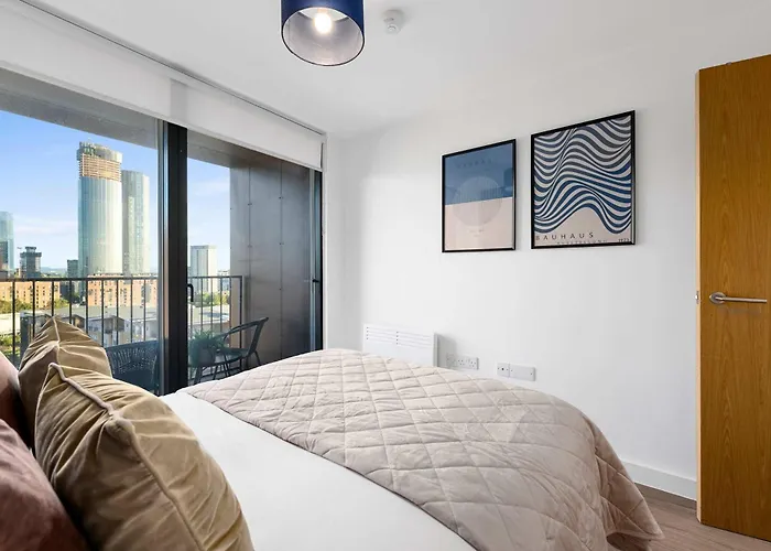 2 Bed Flat With Stunning Views By Superhost *