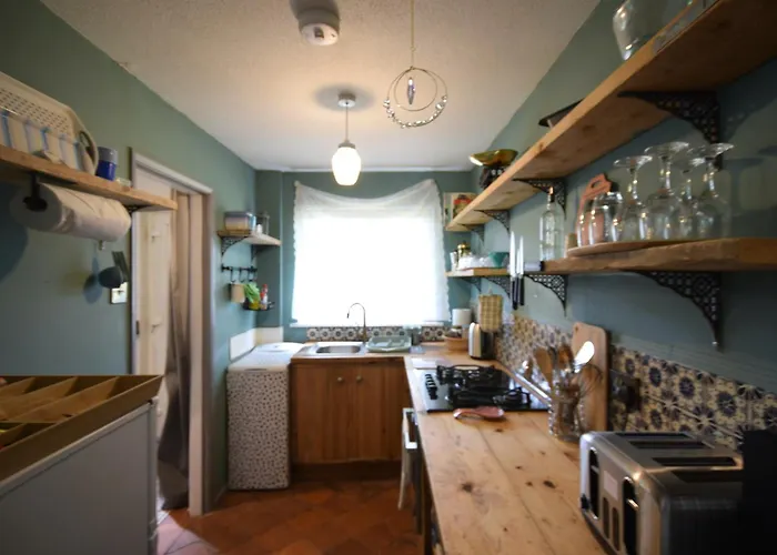 Stylish 1br Retreat With Garden And Rustic Kitchen