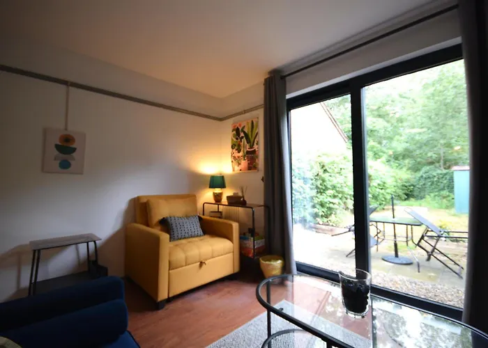 Stylish 1br Retreat With Garden And Rustic Kitchen Dom wakacyjny *