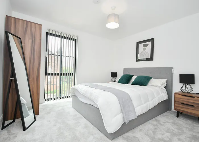 Modern 3br & 2ba With Free Parking, M4 Lägenhet