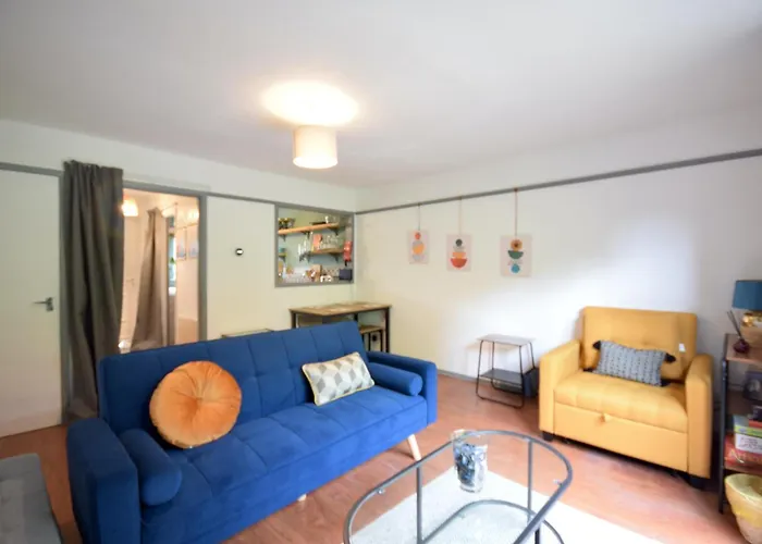 Stylish 1br Retreat With Garden And Rustic Kitchen