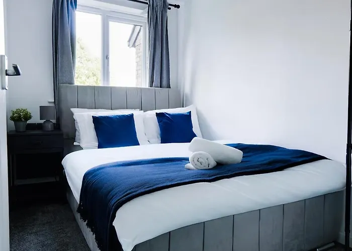 Modern 2Br City Flat Parking Sleeps 6